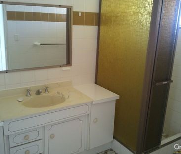 Spacious Air Conditioned Unit - Metres to Waterfont - Photo 4