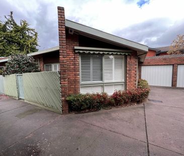 Spacious with luxe feel, villa unit, quiet Essendon location - Photo 6