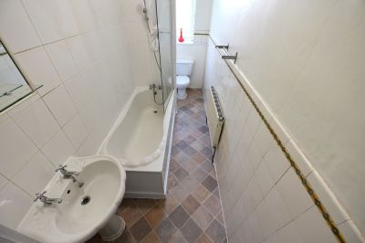 1 bedroom Flat in Otley Road Flat 3, Leeds - Photo 5