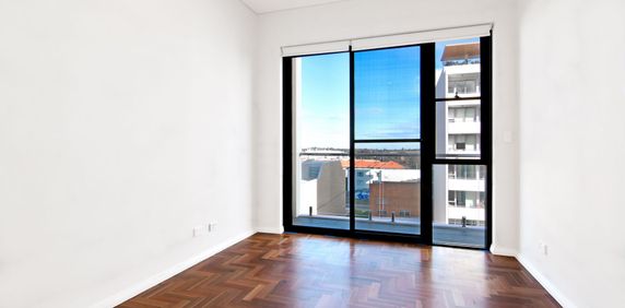 TWO BEDROOM APARTMENT IN THE HEART OF MAROUBRA JUNCTION - Photo 2