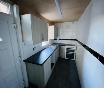 4 bedroom terraced house to rent - Photo 2