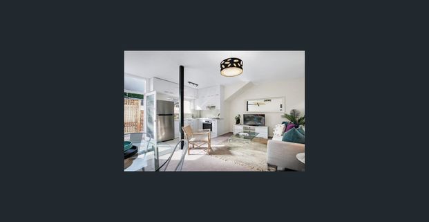 MODERN GROUND-FLOOR APARTMENT IN PRIME LOCATION - Photo 1