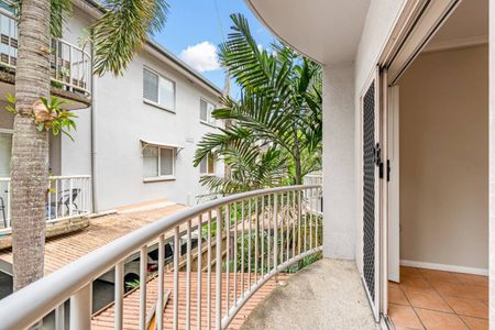 ONE BEDROOM UNIT IN GREAT COMPLEX! - Photo 2
