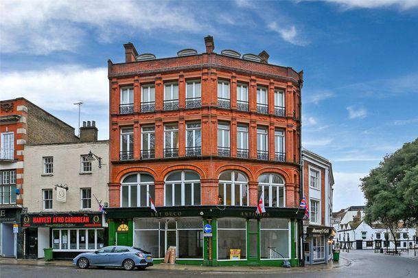 A well-presented one double bedroom apartment situated in the heart of Windsor Town Centre with parking permits available from the Royal Borough of Windsor Council. - Photo 1