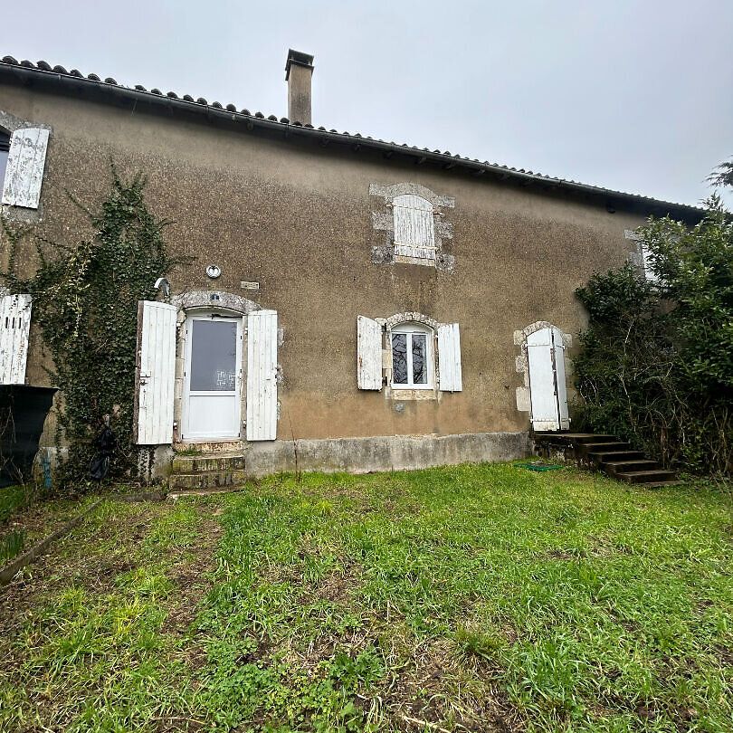 Maison sur Saint-Saviol - Photo 1