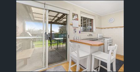 Great Family Home- close to everything. - Photo 2