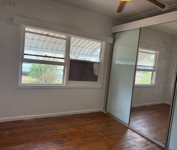 Family House For Rent // Walk to Station - Photo 2