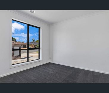 Modern & Low Maintenance - Photo 3