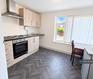 1 bedroom in a flat share to rent - Photo 2