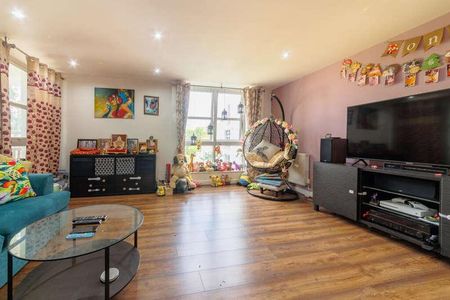 Barrier Point Road, London, E16 - Photo 4