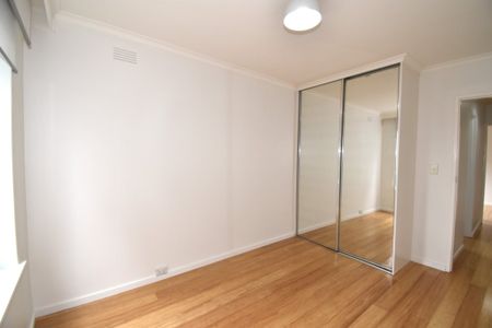 Light, Bright & Spacious - Photo 2