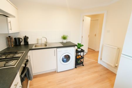 2 Bed Flat, London, SW16 - Photo 5