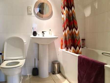 TOWN CENTRE ONE BED WITH PARKING (P06185) - Photo 5