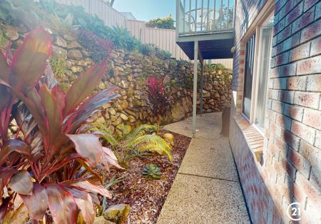 Coastal Gem – Walk to the Beach and Local Eateries - Photo 4