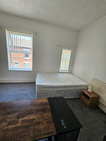 Room in a Shared House, Horsham Street, M6 - Photo 3