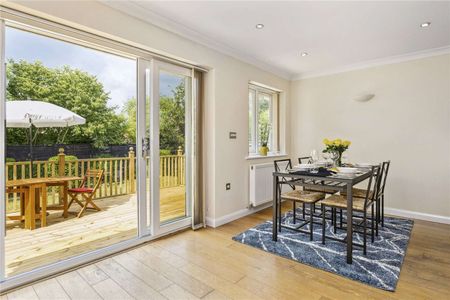 A modern and deceptively spacious detached home near the river and station, with well-presented interiors and a lovely layout - Photo 5