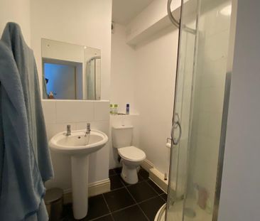 Double room in a Spacious 5-Bed Flat – Oval - Photo 5