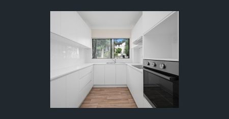 Conveniently located - Photo 3