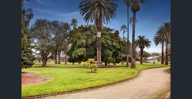 St Kilda’s Two-Bedroom Gem | FLARE REAL ESTATE - Photo 1