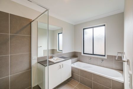 Brand-New Family Home in Park Lane Reserve! - Photo 3