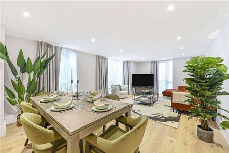 A stunning four bedroom apartment located right opposite Baker Street tube station. - Photo 2