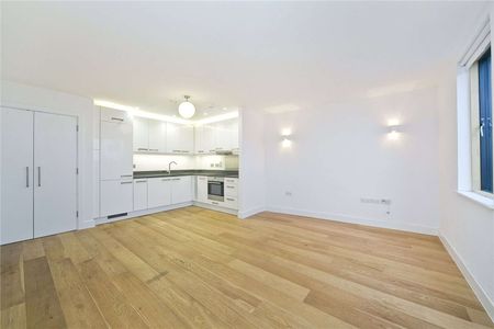 A large top floor apartment within the heart of Bethnal Green. - Photo 5