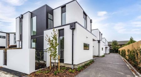 Immaculate Three-bedroom Townhouse - Photo 2