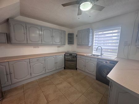 3 Bed Terraced House, Murray Square, E16 - Photo 5