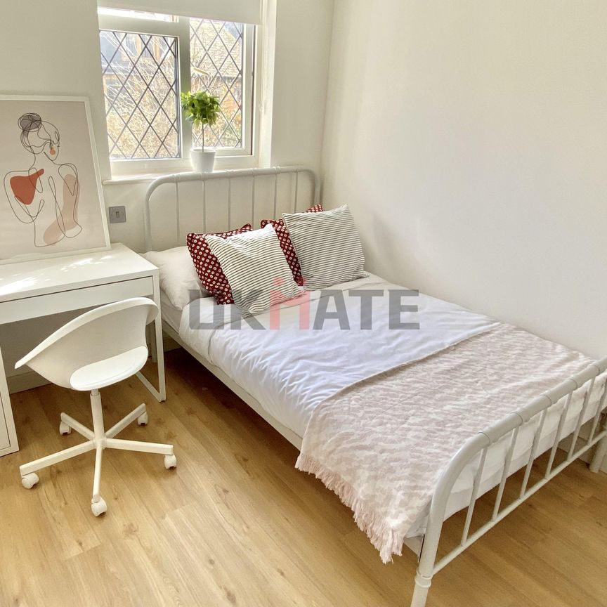 YOHO Aldgate East Room 1 Room 2 - Photo 1