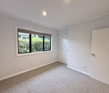 MODERN EASY LIVING IN ORCHARD ESTATE – JUST REDECORATED - Photo 4
