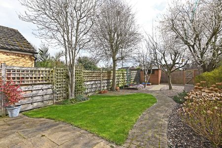 2 bedroom semi-detached bungalow to rent - Photo 4