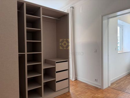 4 room luxury Flat for rent in Porto, Portugal - Photo 3