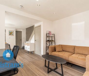 2 bed Flat for Rent - Photo 2