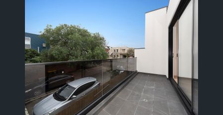 Ultra-modern home close to everything! - Photo 3