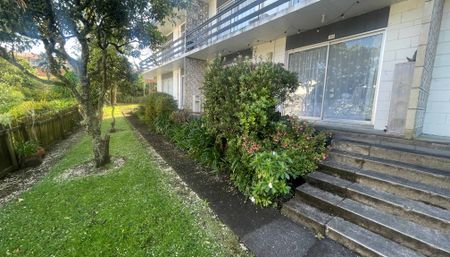 Easy-care & Great location! 2 Bed 1 Bath | Mt Wellington - Photo 2