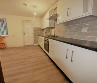 4 bedroom House in Kendall Lane BED), Leeds - Photo 4