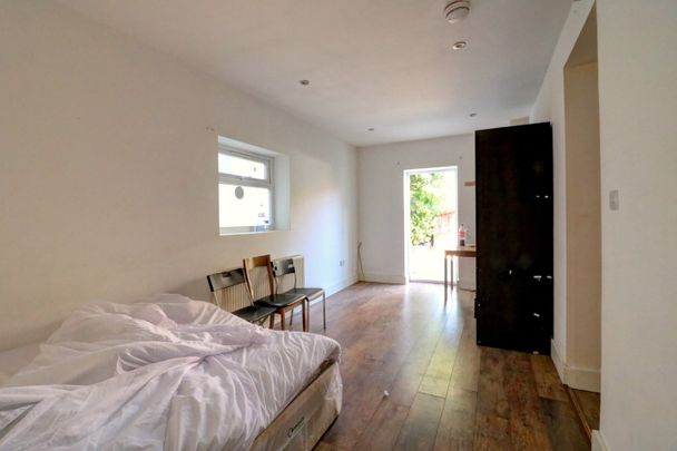 4 Bed Semi-Detached House, Cecil Avenue, IG11 - Photo 1