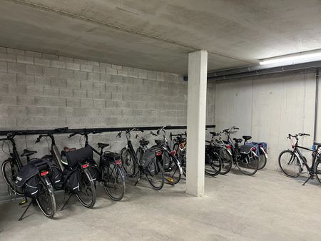 Modern appartement op de 1ste verdieping met mooi, open, terras. Uniek in zijn afwerking. Elk app beschikt over 'eigen' zonnepanelen! - Photo 4