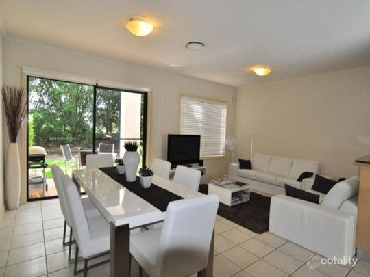 Luxurious Golf Frontage Villa with Stunning Views - Photo 1