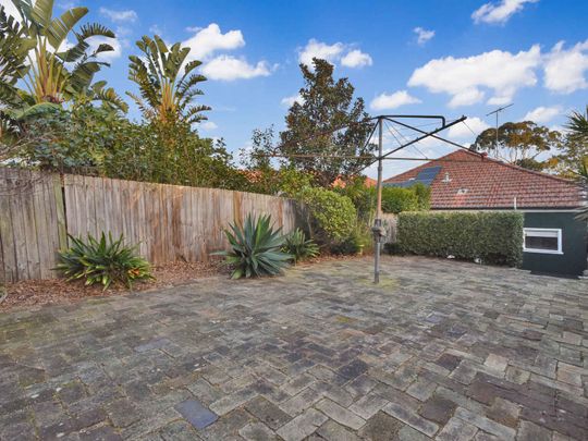 CHARMING SEMI WITH HUGE OUTDOOR SPACE IN THE HEART OF BONDI JUNCTION - Photo 1