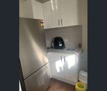 Spacious bedroom in a SHARED house - Photo 5