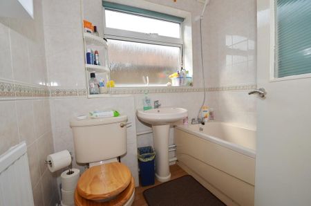 2 bedroom flat - Photo 2