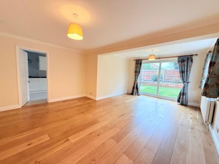 Morton Close, Camberley - 3 bedrooms Property for lettings - Seymours - Photo 2