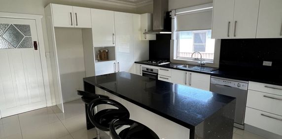 Stylishly Renovated Family Home in Highly Sought-After Rydalmere Location! - Photo 2