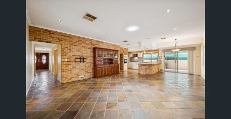 MASSIVE FAMILY HOME THAT TICKS ALL BOXES!! - Photo 5