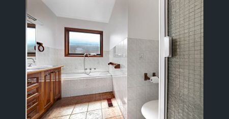 Big on Space & Walking Distance to McKinnon Secondary College! - Photo 5