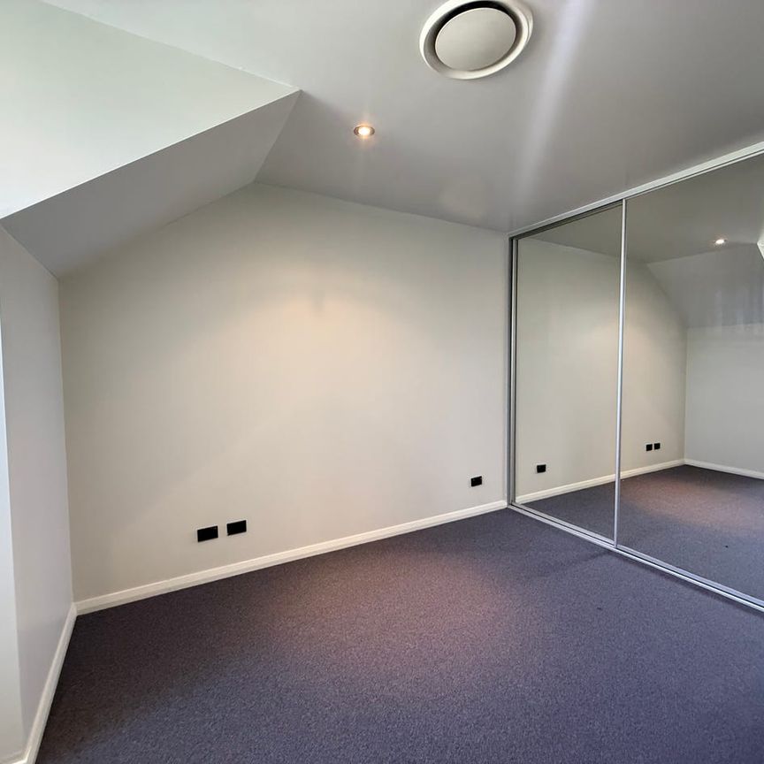 Spacious Three Bedroom Modern Townhouse - Photo 1