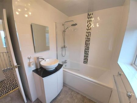 4 bedroom detached house to rent - Photo 2