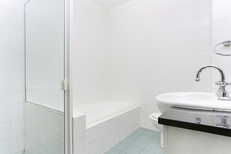 Vibrant Two-Bedroom Apartment - Photo 5