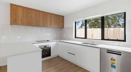 Modern corner townhouse - light filled & stylish living in Mangere East! - Photo 4